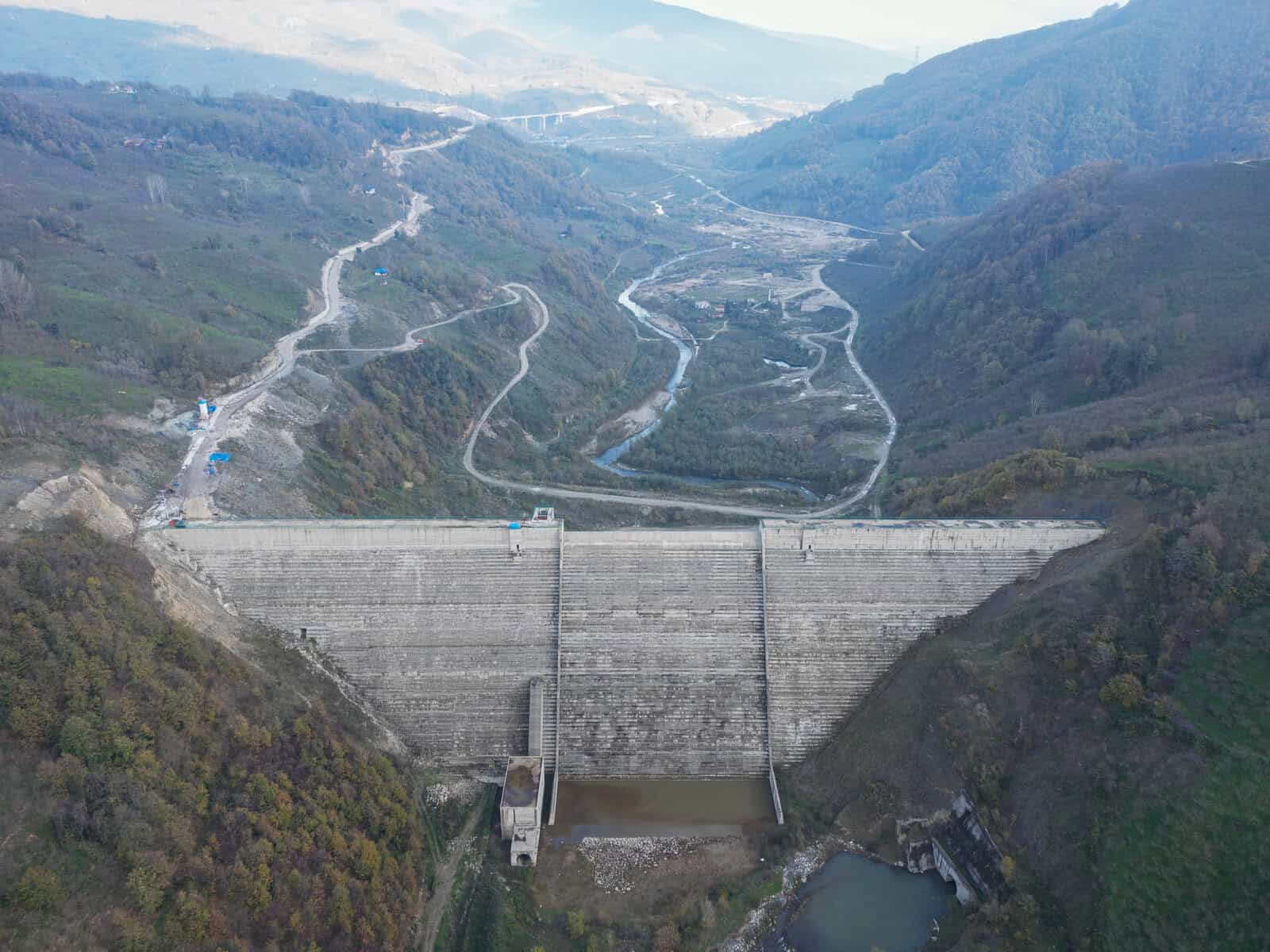 Yüksekten çekilen Drone görüntüsüyle barajın görkemli yapısı ve çevresindeki doğal güzellikler.