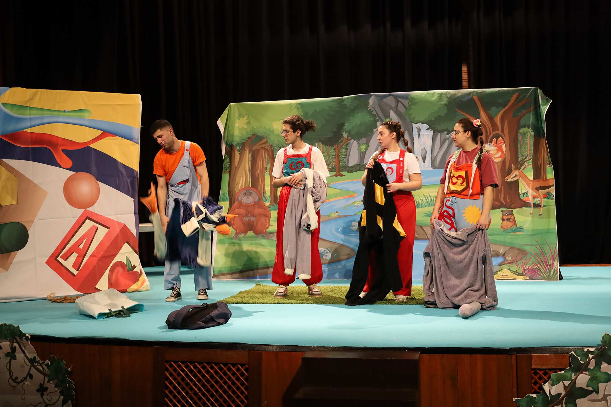 Sakarya'da Büyükşehir Belediyesi'nin düzenlediği 'Ali Can ve Arkadaşları' çocuklarla buluştu