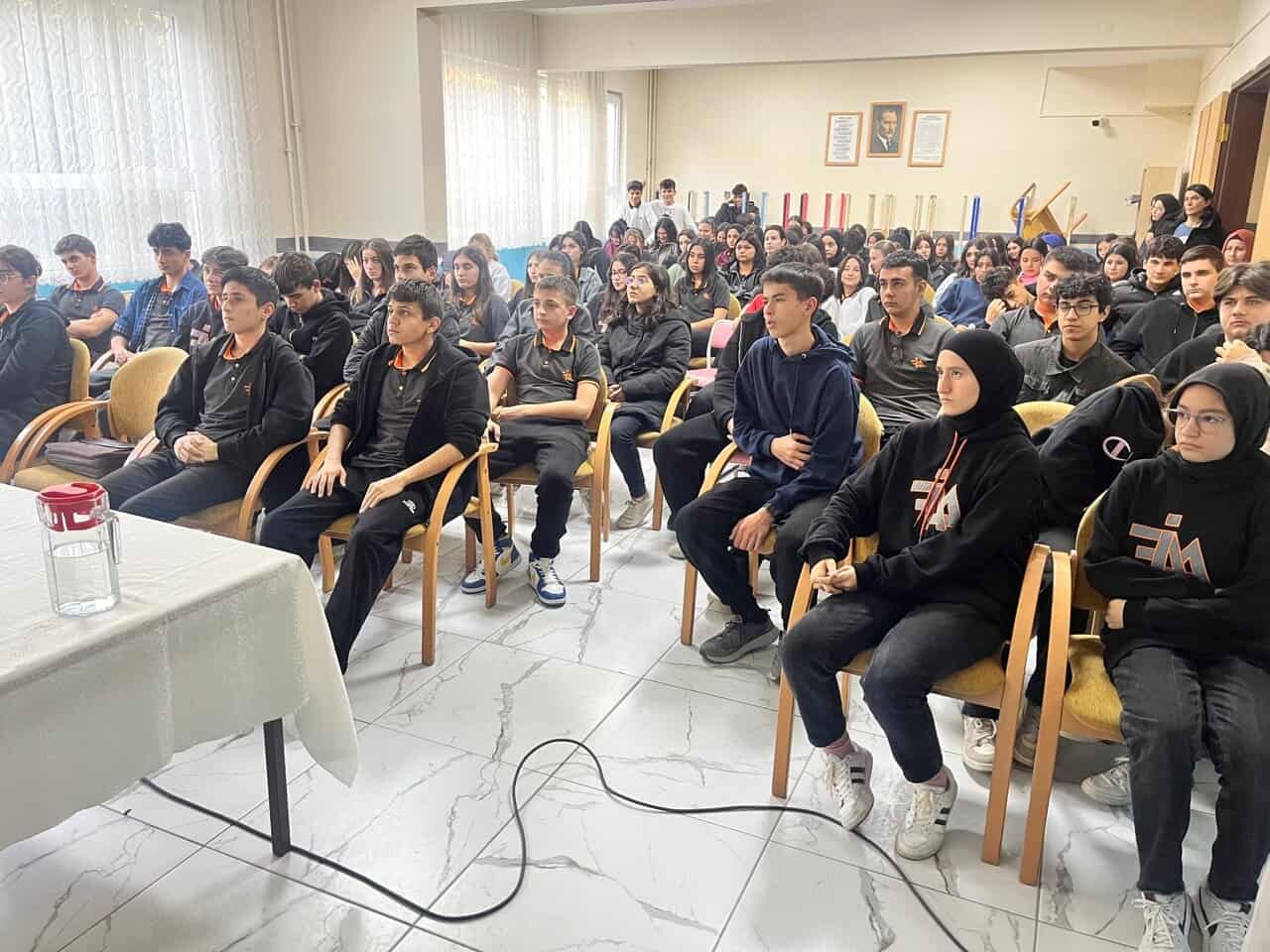 Gençler toplantısı, eğitim ve motivasyon etkinliği. Öğrencilerin katılımıyla gerçekleşen okul içi organizasyon.