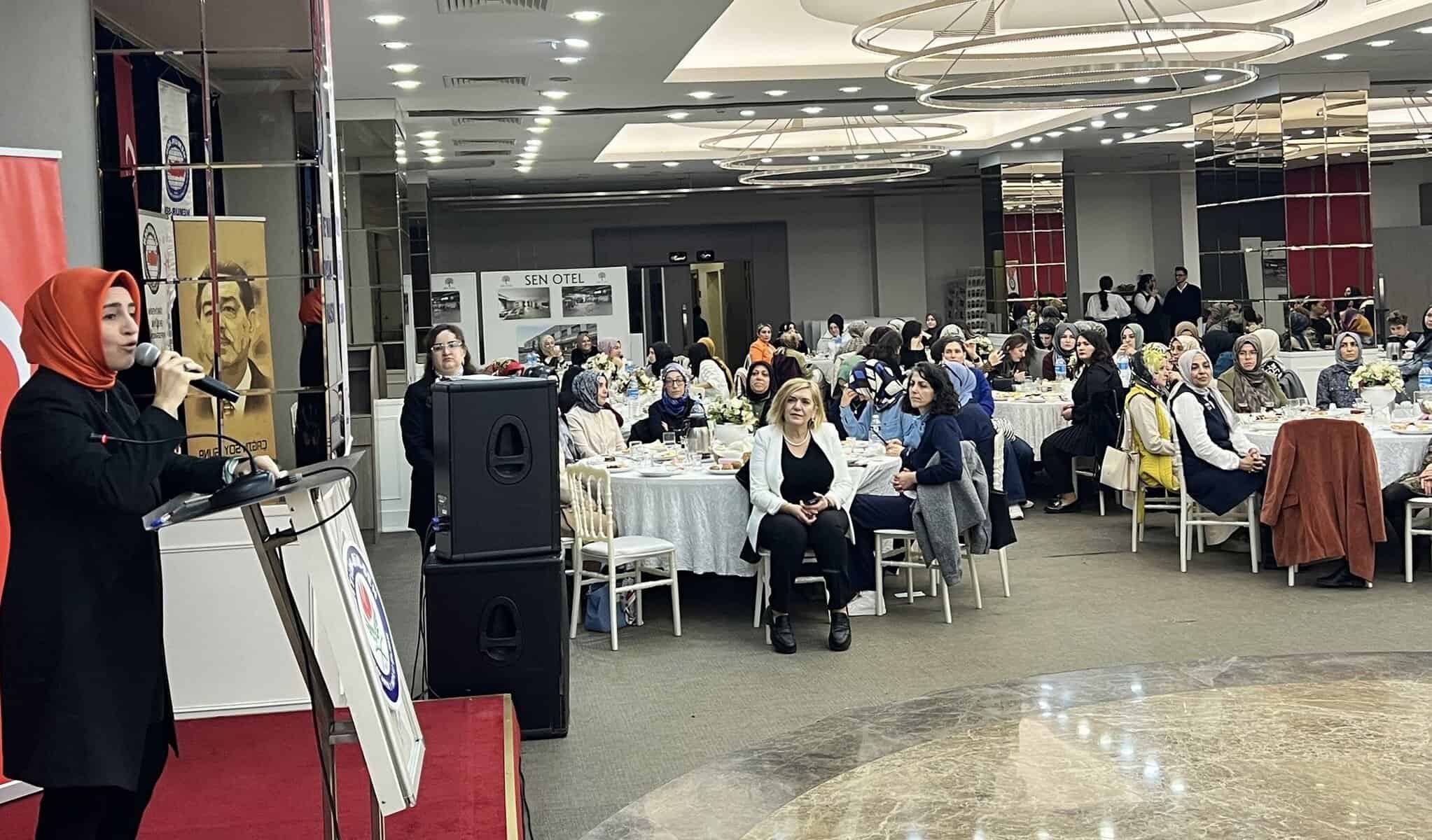 Yüksek katılım ve etkinlikli toplantı ortamı, bayanlar ve katılımcılar için özel düzenlenmiş konferans.