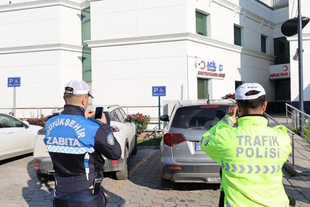 Trafik ve zabıta ekipleri araç kontrolü yaparken güvenlik önlemleri alıyor.
