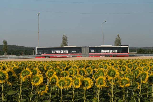 Şilebaşı'nda büyükşehir tramvayı yolculuğu, modern ulaşım hizmetleri.