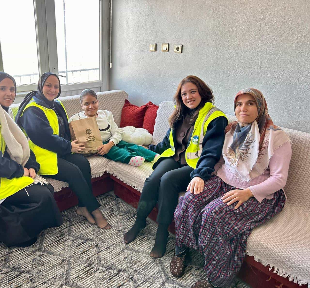 Şehir belediyesi ve kadın dayanışmasıyla ilgili etkinlik, kadınlara ve çocuklara destek.