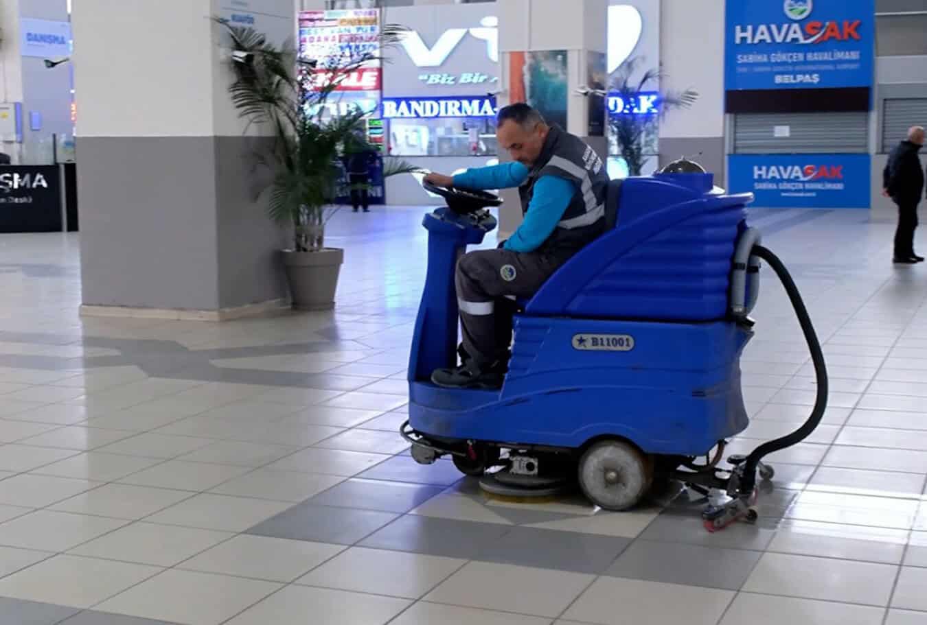 Düzenli temizlik yapan personel, hijyen ve sağlık ön planda, havalimanı temizlik hizmeti, profesyonel temizlik çözümleri.