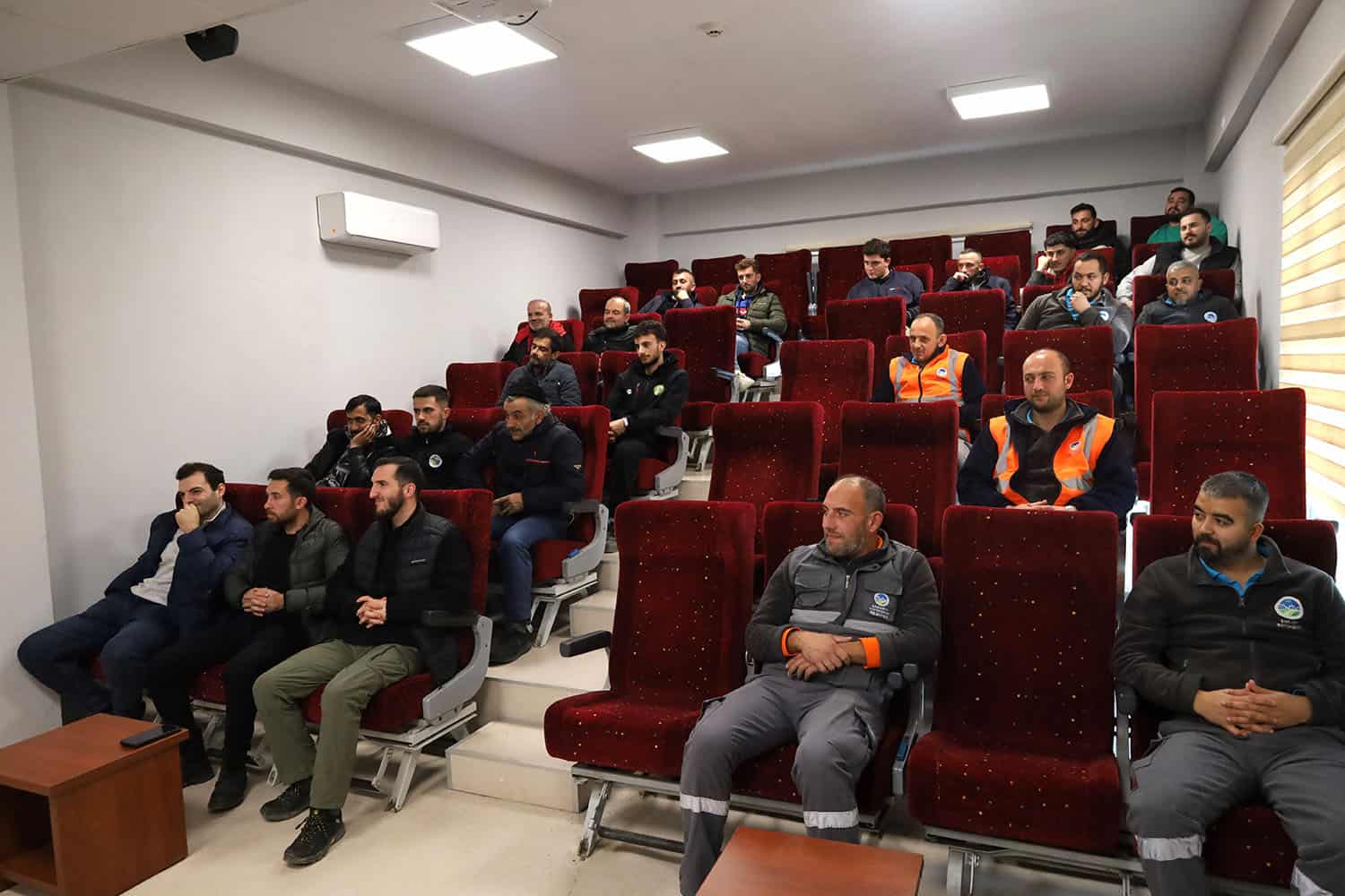 Basın Merkezi görseli, toplantıya katılanlar ve medya temsilcileri, basın açıklamaları için hazır.