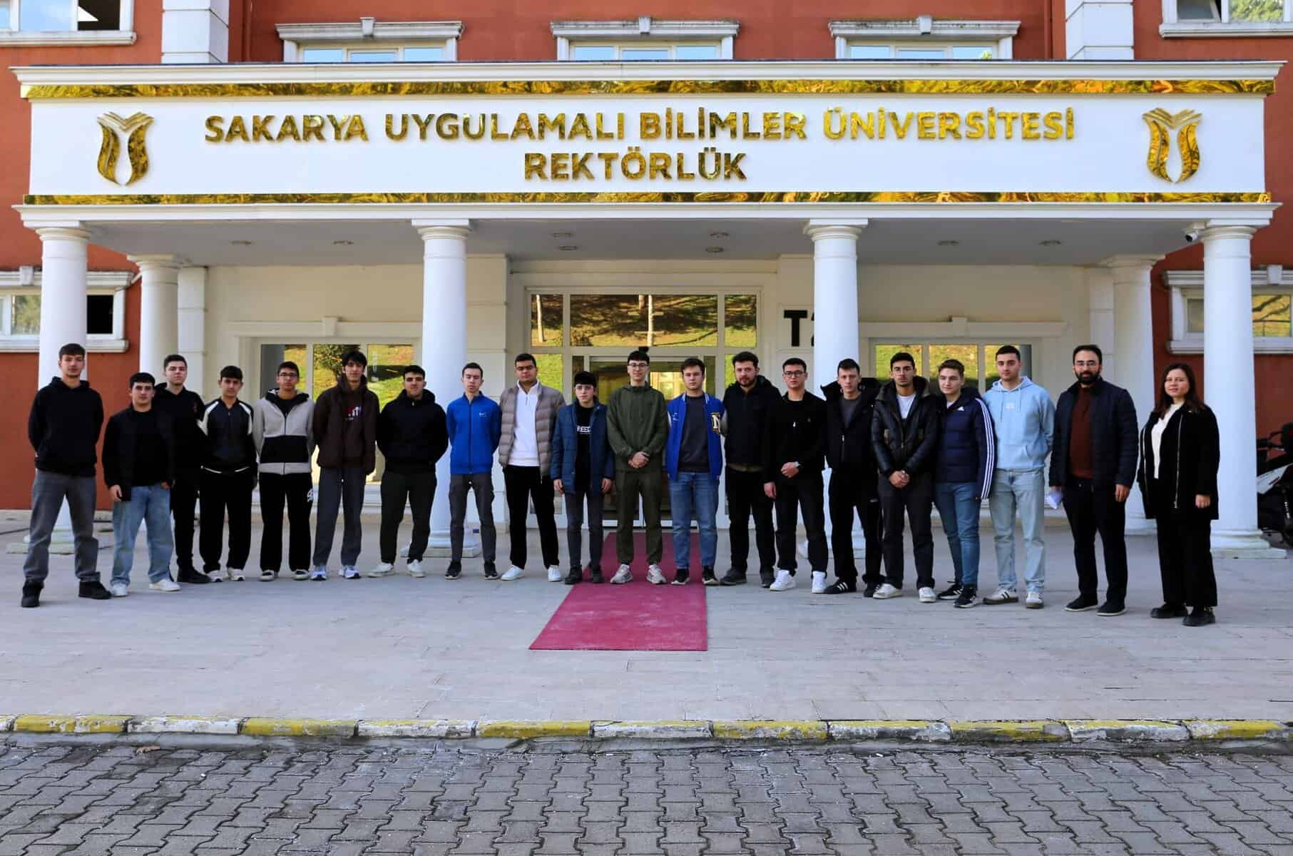 Sakarya Uygulamalı Bilimler Üniversitesi'nin resmi giriş kapısı, öğrenci ve personel ile dolu.