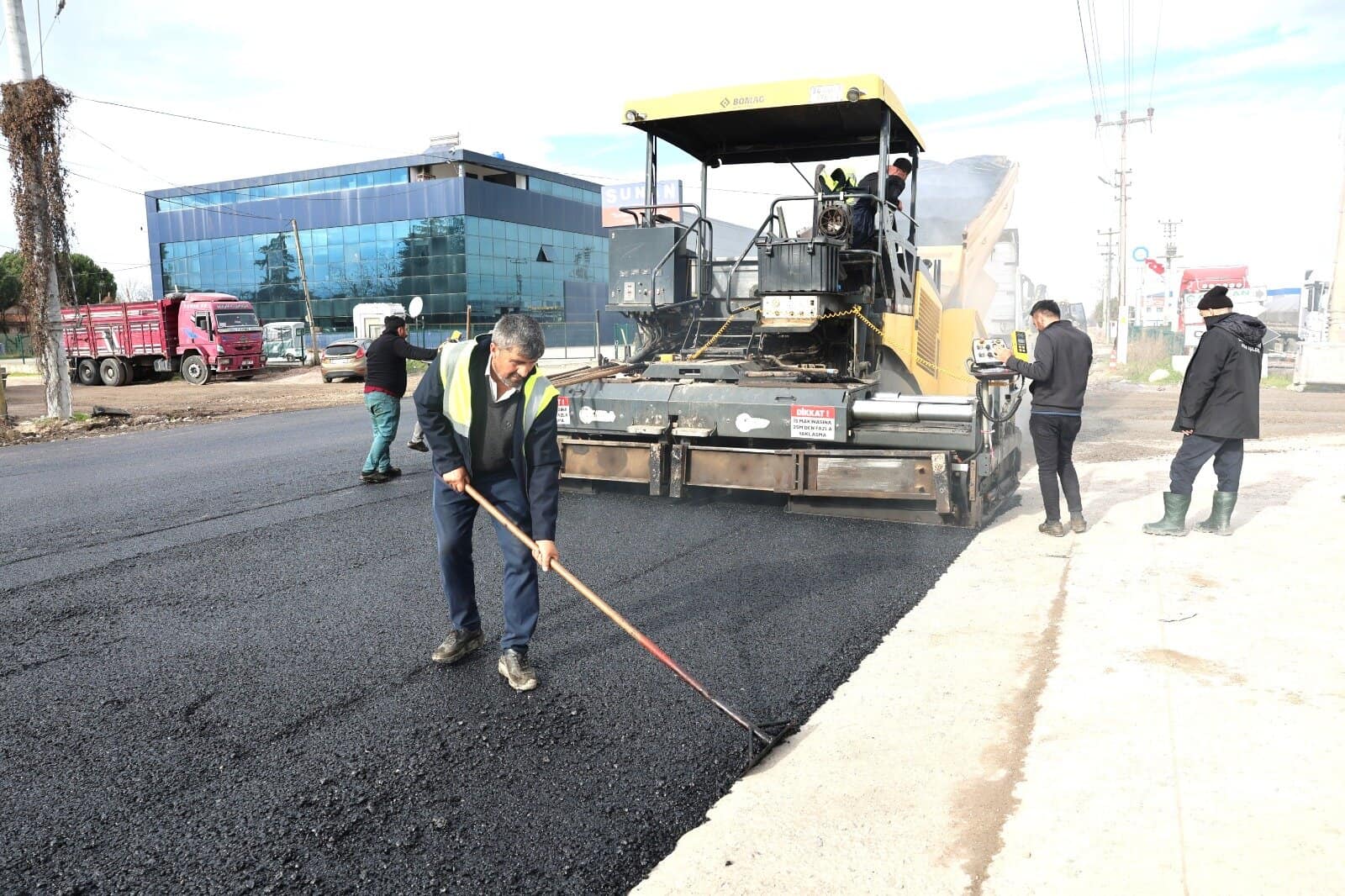 Erenler Belediyesi, Kozluk Caddesi'nde asfalt çalışmasını başlattı