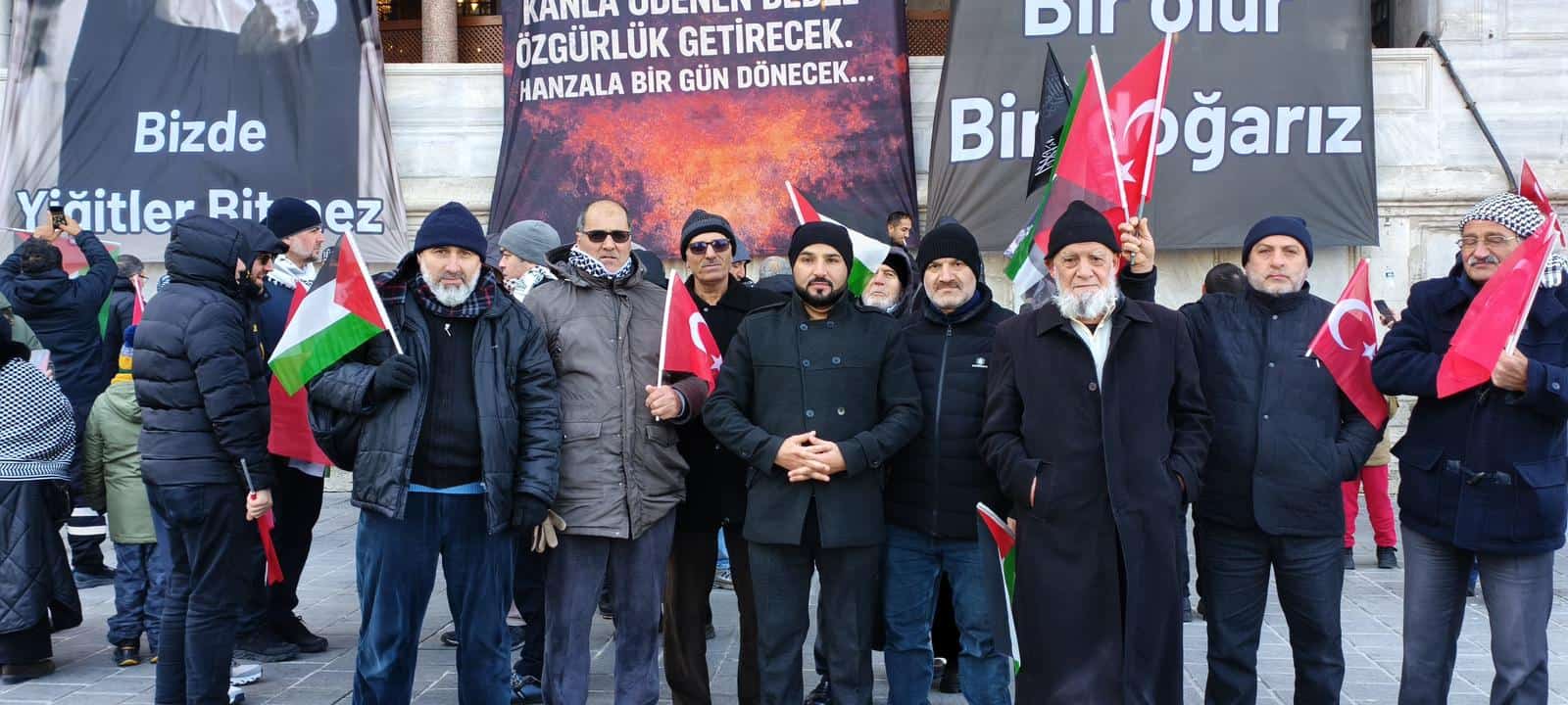 Türk ve Filistin bayraklarıyla sokaklarda birlik ve dayanışma gösterisi.