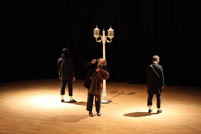 Tiyatro sahnesinde üç oyuncu ve sahne lambası, sanat ve kültür etkinlikleri, basın merkezi haberleri.