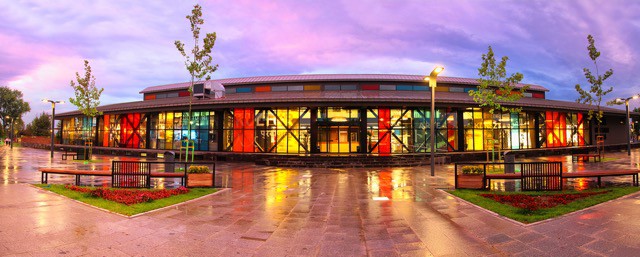 Modern ve şık basın merkezi, aydınlatmalı dış cephesi ve geniş alanlarıyla dikkat çekiyor.