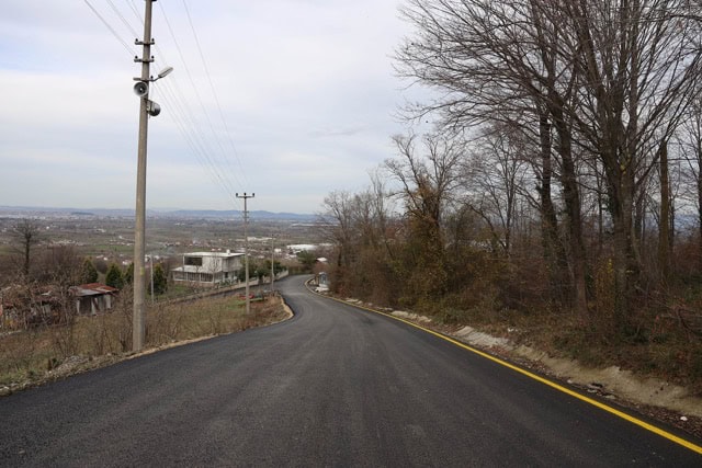 Yol ve doğa manzarası, sakin ve huzurlu sürüş ortamı.