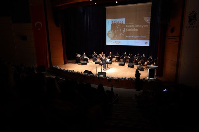 Konser etkinliği sahne ve orkestranın performansı, Cemiyetler ve etkinlik organizasyonları, Basın Merkezi.
