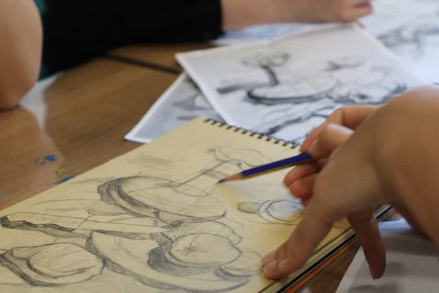 Sanat ve tasarım atölyeleri, çizim ve resim atölyeleri, yaratıcı etkinlikler.