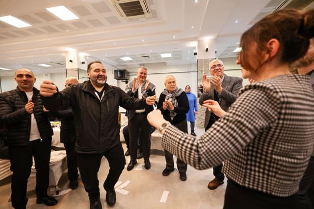İş toplantısı sonrası katılımcıların eğlendiği anlar, basın merkezi etkinlikleri.