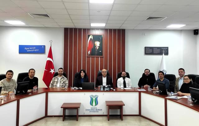 Güçlü toplantı ortamını ve basın merkezi etkinliklerini gösteren resmi.