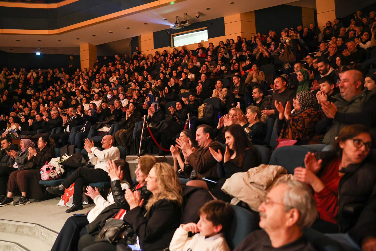 SAMEK'in 60 kişilik korosu, ilk konserinde izleyicilerden tam not aldı