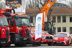 Acil durum araçları ve ekipmanları, Sakarya Büyükşehir Belediyesi önünde sergileniyor.