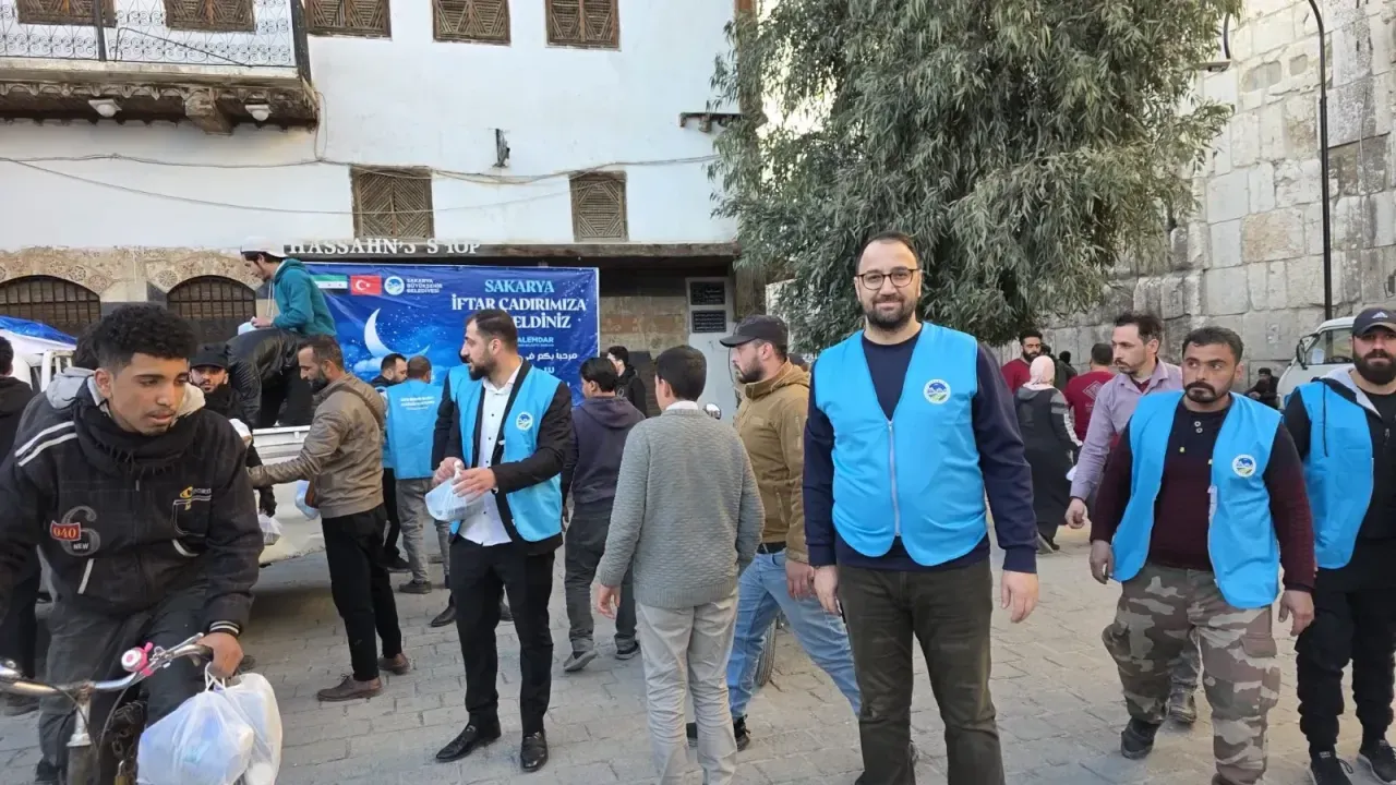 Sakarya Büyükşehir Belediyesi, Ramazan’da Şam’da İhtiyaç Sahiplerine İftar Sunuyor