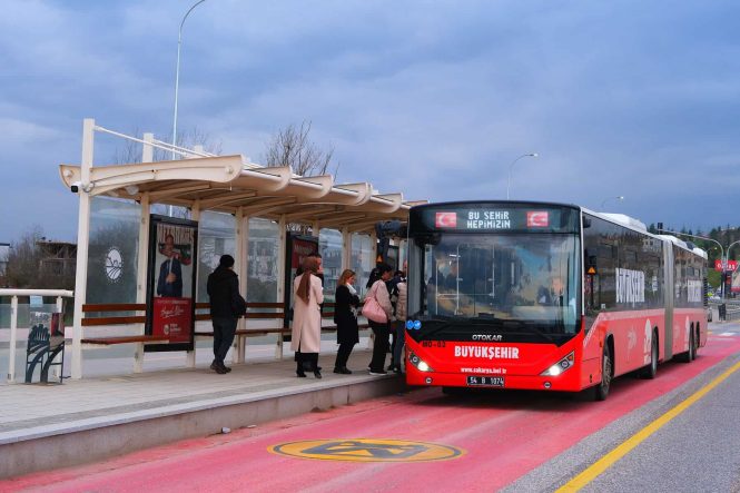Ramazan Boyunca Metrobüsler ek seferlerle hizmet veriyor, yoğun saatlerde ulaşımı kolaylaştırıyor.