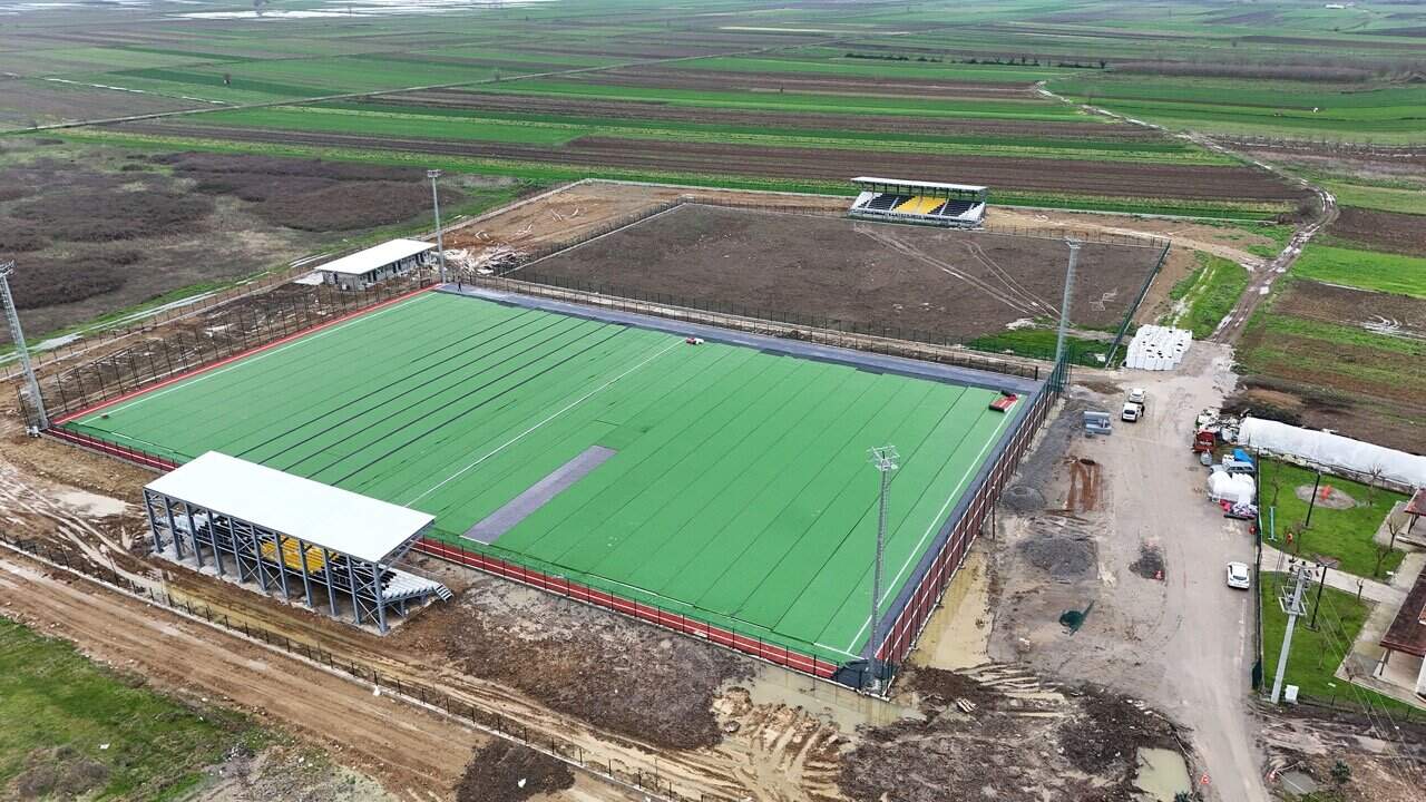 Amatör sporlar için yeni inşa edilen futbol sahası, geniş ve modern spor alanı.