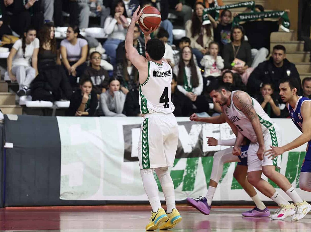 Kütahya BSK taraftarları önünde basket atışı yapıyor.