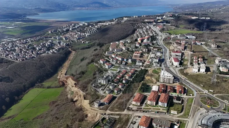 Sakarya’da Ulaşımı Rahatlatacak 3 Yeni Yol Projesinde Çalışmalar Sürüyor