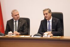 Yusuf Alemdar ve diğer iki yönetici, önemli bir toplantıda bir araya geldi.