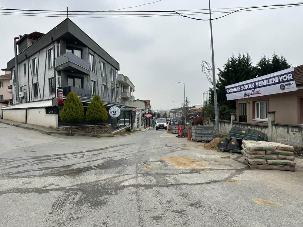 Serdivan Karabaş Sokak’ta Yaya Odaklı Çevre Düzenleme ve Trafik Yenilemesi Sürüyor