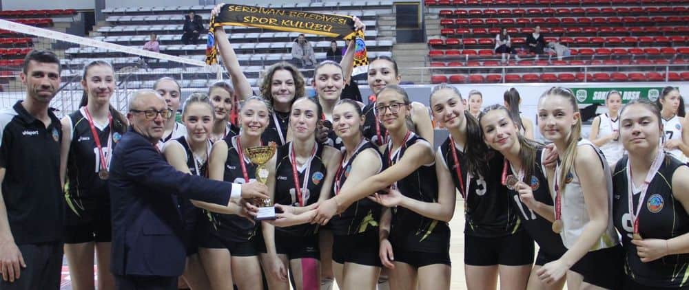 Serdivan Belediyesi'nin Yıldız Kızlar Voleybolunda İl Finalindeki Çifte Takımı Takdir Topladı