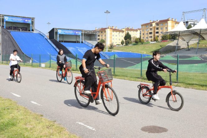 Sakarya’da Liseliler Ayçiçeği Bisiklet Vadisi’nde Bilim ve Sanatla Buluştu