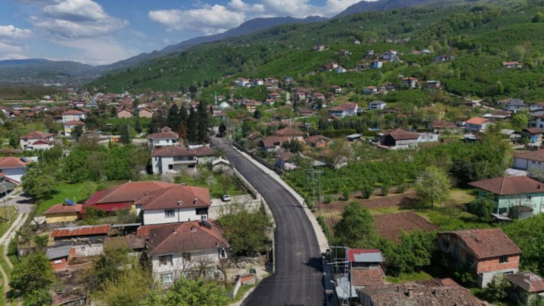 Akyazı'da 8 Kilometrelik Yolun Asfaltlama Çalışmaları Başladı: 3 Mahallede Üstyapı Yenileniyor