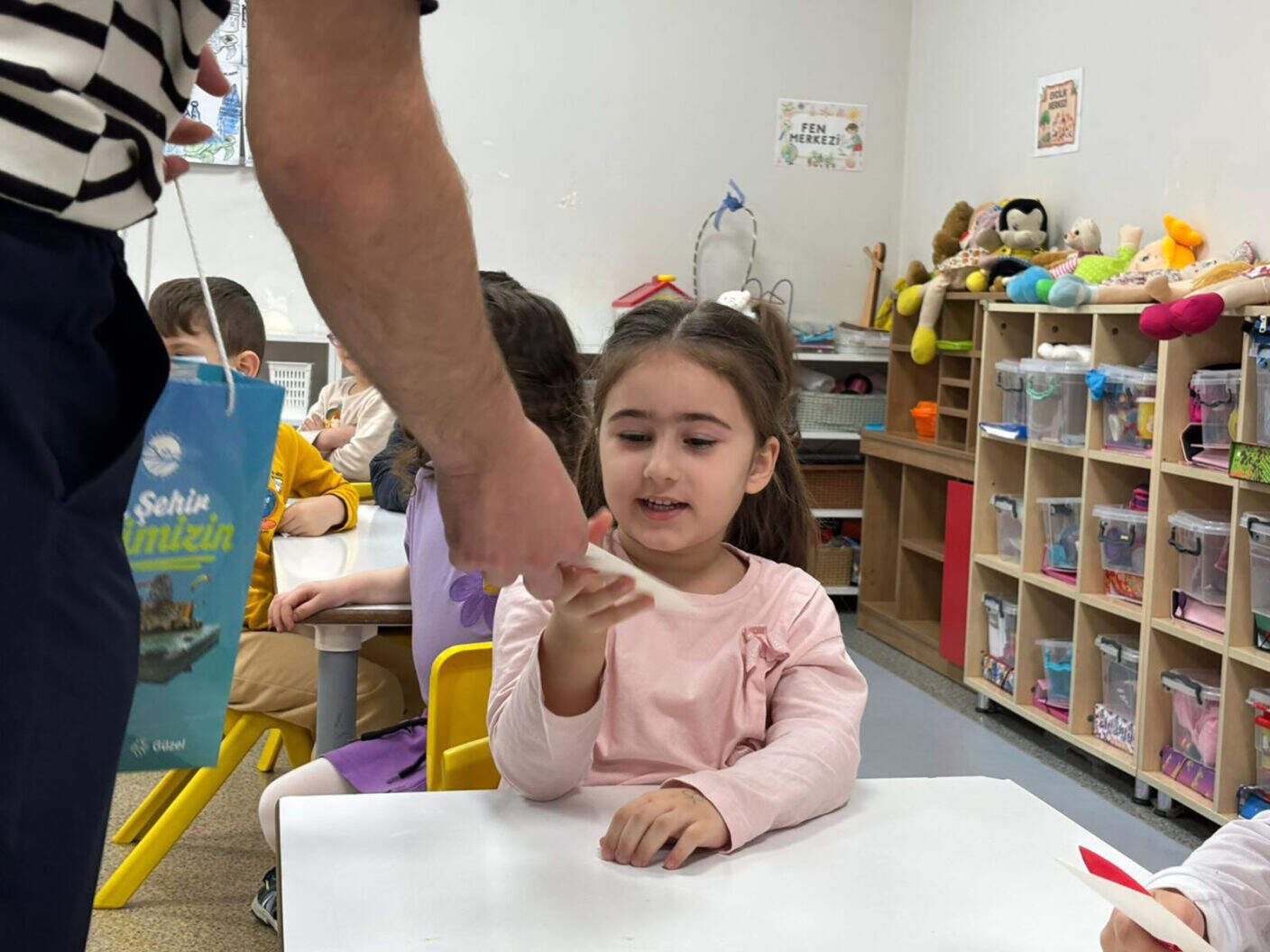 Sakarya'da 23 Nisan'da Anaokulları ve Hastanede Çocuklara Bayram Sevinci Yaşatıldı