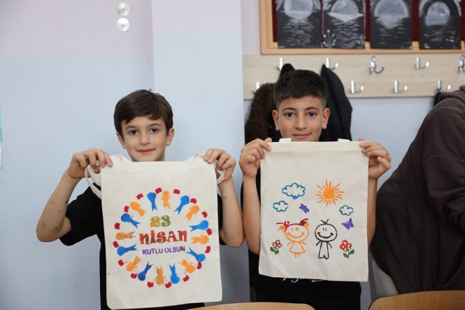 Sakarya’da 23 Nisan’da Çocuklar Sanat Atölyesi ve Şiirlerle Bayramı Kutladı