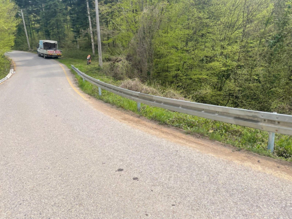 Hendek Hicriye Mahallesi’nde Tehlikeli Yol Bölümlerine Çelik Bariyerle Koruma Sağlandı