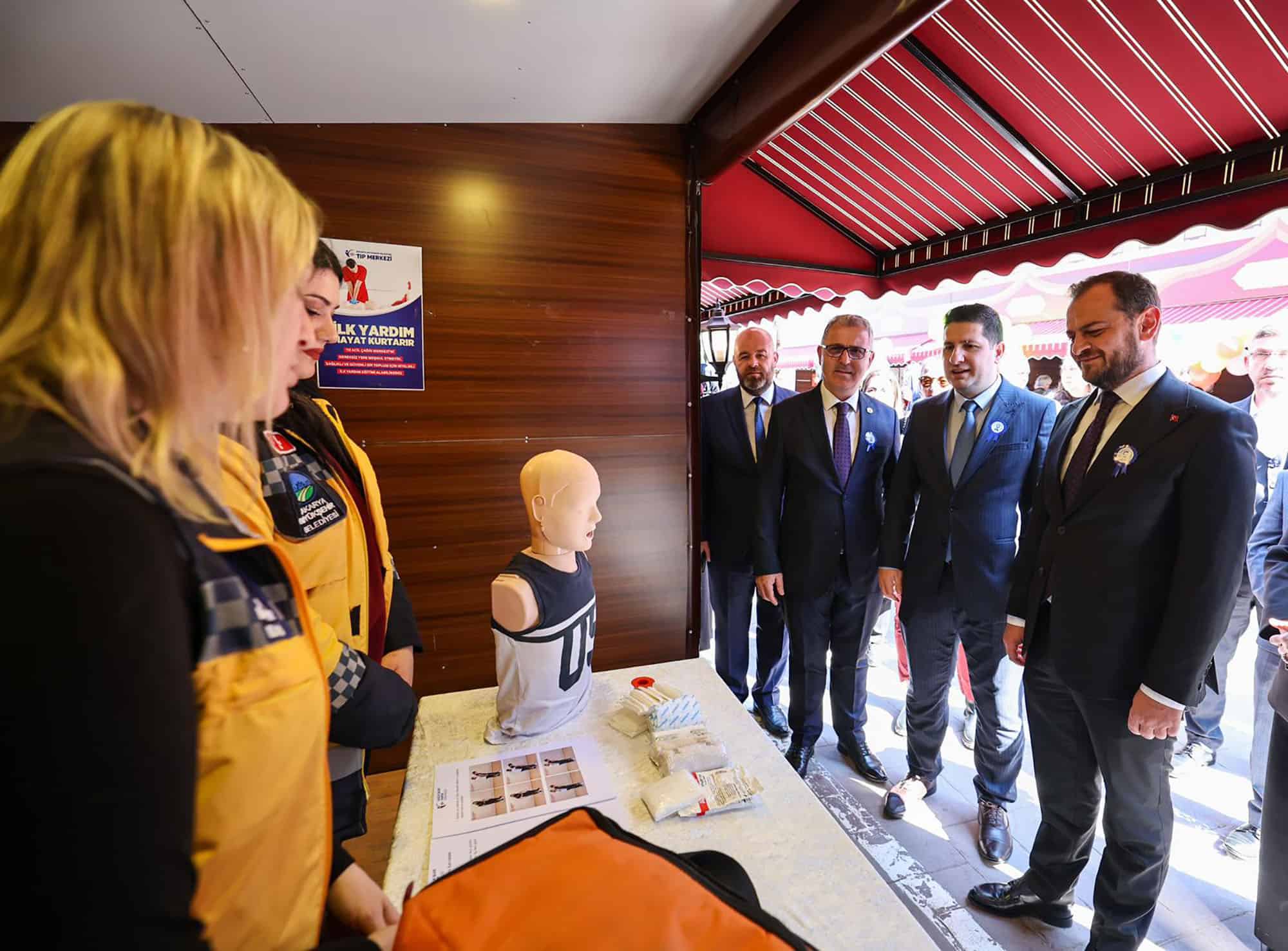 Sakarya Atatürk Bulvarı’nda Sağlık Sokağı Hizmete Girdi: Vatandaşlara Her Alanda Bilgilendirme ve Danışmanlık Sunuluyor