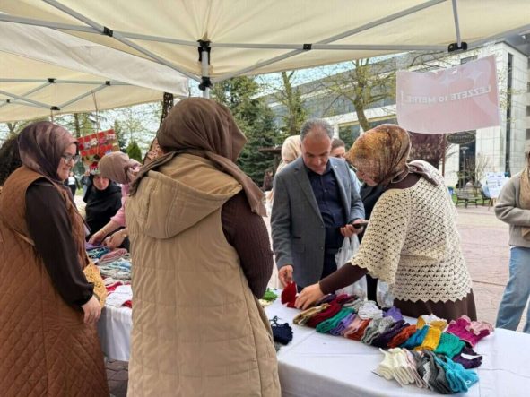 Sakarya Üniversitesi'nde El Emeği Ürünlerle Düzenlenen Kermes İhtiyaç Sahibi Aileye Destek Oldu
