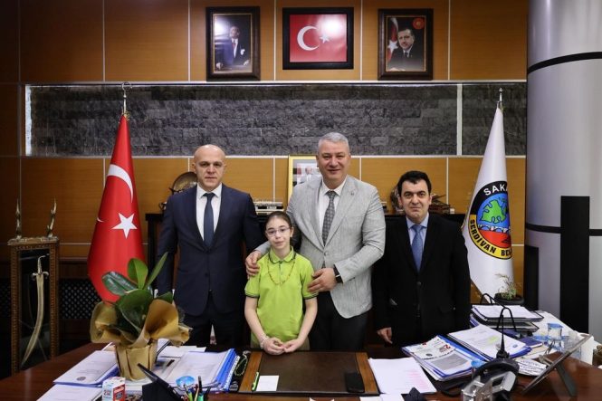 Serdivan Belediyesi’nde 23 Nisan’da Başkanlık Makamı Çocuklara Sembolik Olarak Devredildi