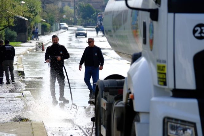 Serdivan Belediyesi Fen İşleri Yoğun Yağış Sonrası Kuruçeşme’deki Su Baskınlarına Müdahale Etti