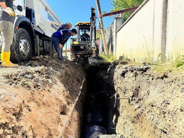 Serdivan Aralık Mahallesi Türkoğlu Caddesi’nde Yağmur Suyu Hattı Yenileme Çalışmaları Sürüyor