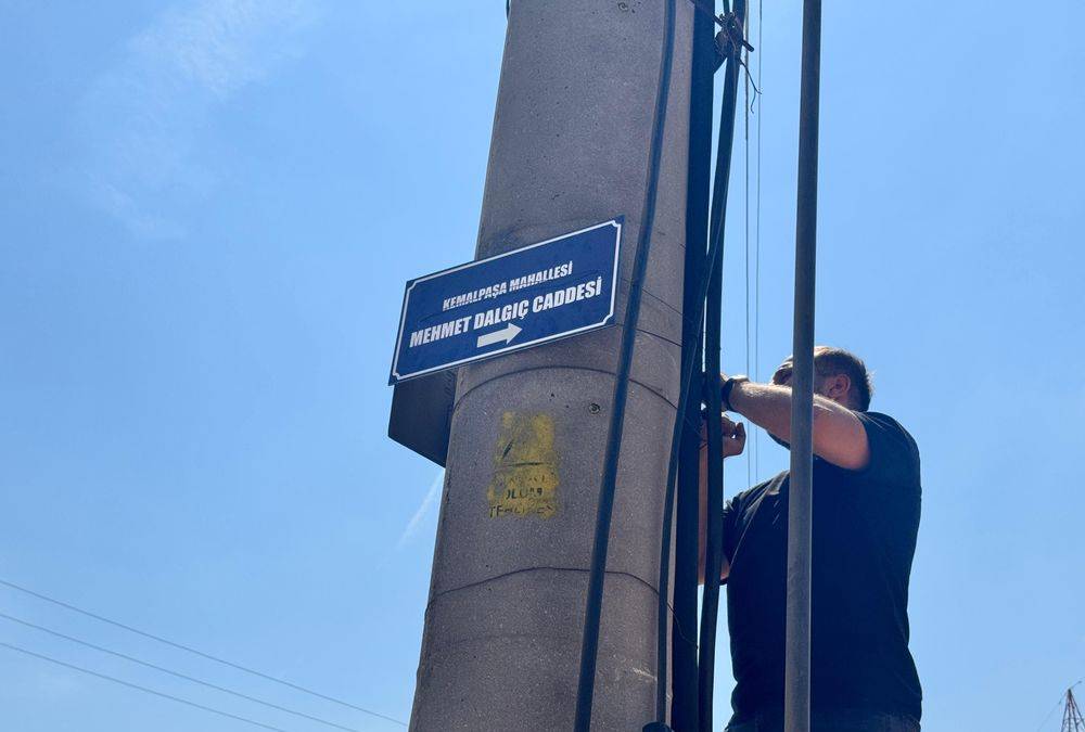 Serdivan’da Emek Verenlerin İsimleri Yeni Sokak Tabelalarında Yaşatılıyor