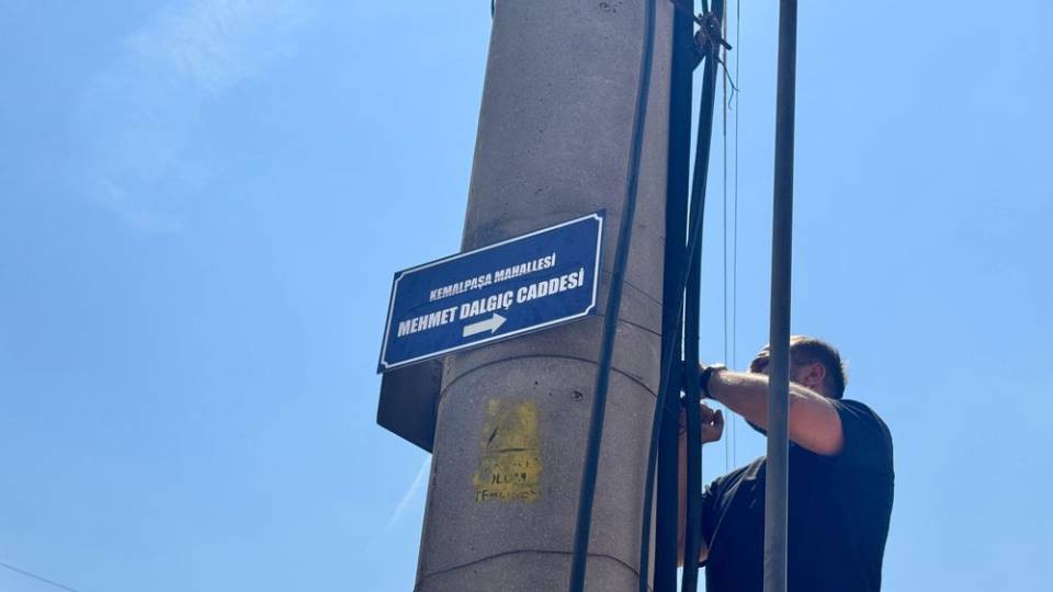 Serdivan’da Emek Verenlerin İsimleri Yeni Sokak Tabelalarında Yaşatılıyor